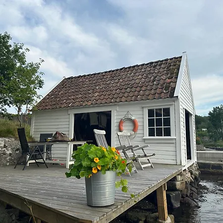 Hus Med Bat Og Sjohus