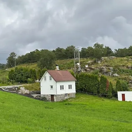 Hus Med Bat Og Sjohus *